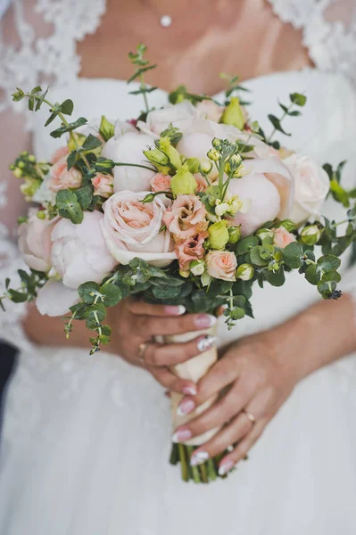 Hermoso Ramo Flores Rosas Amarillas Las Manos Las Mujeres —  Fotos de Stock