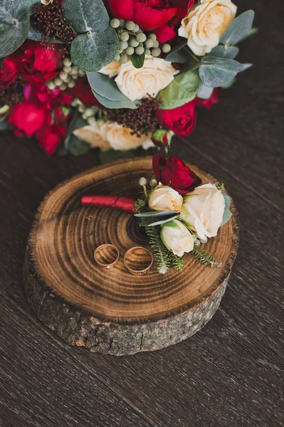 Bouquet Avec Des Fleurs Rouges Beiges Sur Table — Photo
