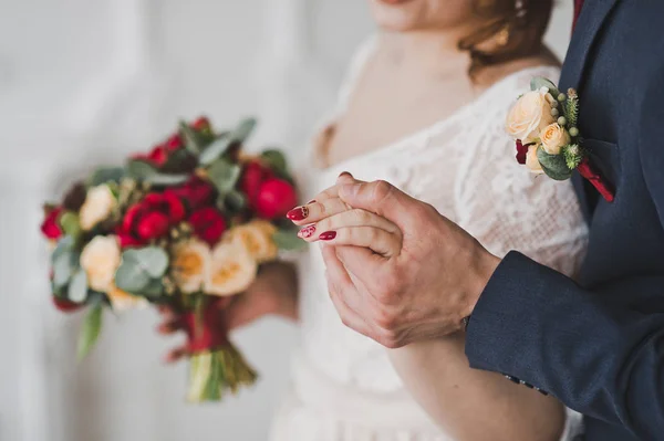 Marido Gentilmente Toma Mão Sua Esposa — Fotografia de Stock