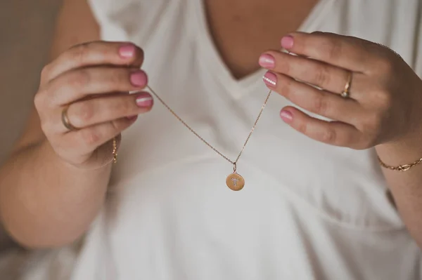 Ragazza Indossa Ciondolo Intorno Collo Una Catena Oro — Foto Stock