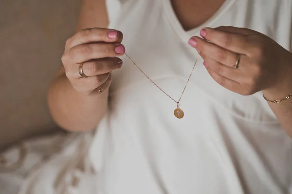 Ragazza Indossa Ciondolo Oro Intorno Collo — Foto Stock