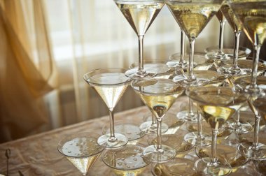 1521 penceresinin arka planda şarap piramit.