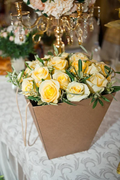 Schön Verpackter Strauß Gelber Rosen — Stockfoto