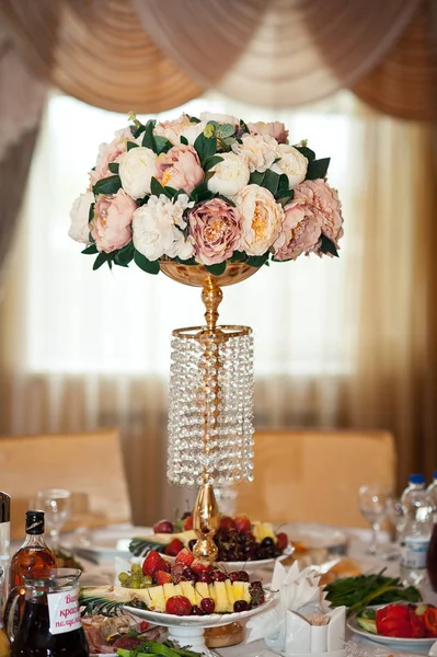 Boeket Roze Witte Rozen Een Vaas Tafel — Stockfoto