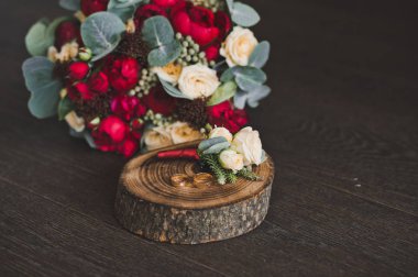 Alyans ve düğün buket yaka çiçeği ile.