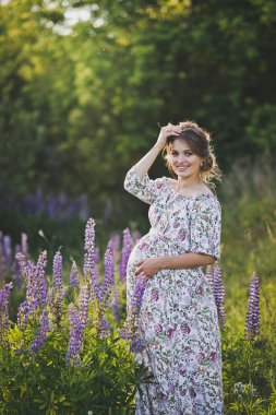 Tam büyüme bir arka plan üzerine kız portre bes