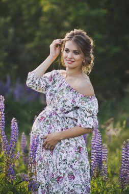 Tam büyüme bir arka plan üzerine kız portre bes