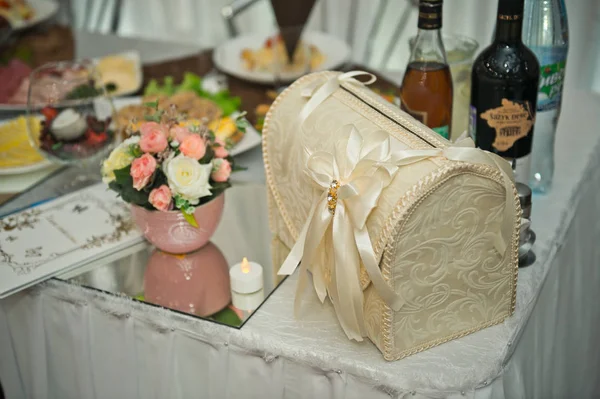 Decorado con cofre de tela para regalos y dinero en la boda 16 — Foto de Stock