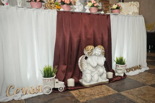 Figuras y decoraciones para decorar la mesa de bodas 1608 . — Foto de Stock