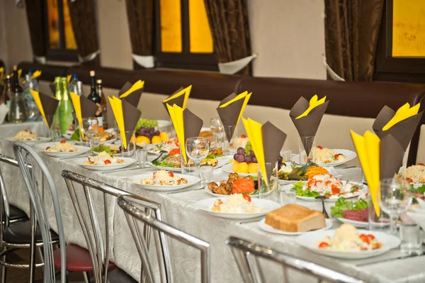 Table with ready meals waiting for guests 1611. — Stock Photo, Image