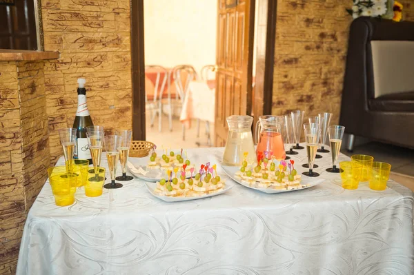 Стол с закусками для гостей в начале праздника 161 — стоковое фото