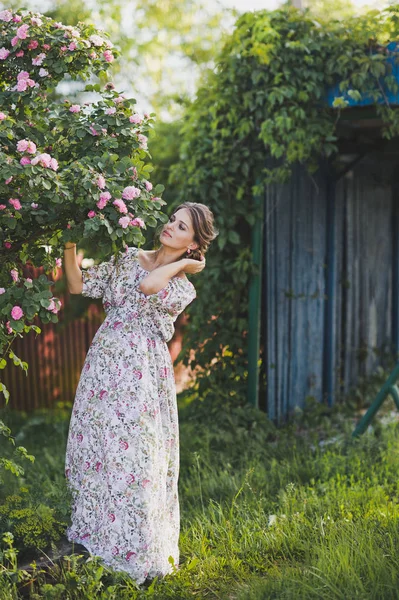 La chica en el fondo de un Bush con flores lila 1642 . —  Fotos de Stock