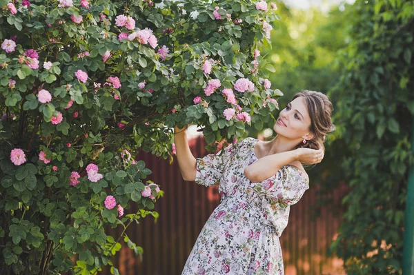 La chica en el fondo de un Bush con flores lila 1645 . — Foto de Stock