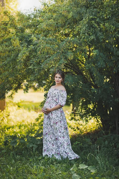Portrait of a pregnant girl walking in the summer garden 1646. — Stock Photo, Image