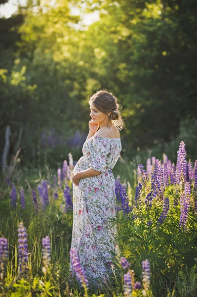 Piękny portret dziewczyny stojąc w dziedzinie kwitnący L — Zdjęcie stockowe