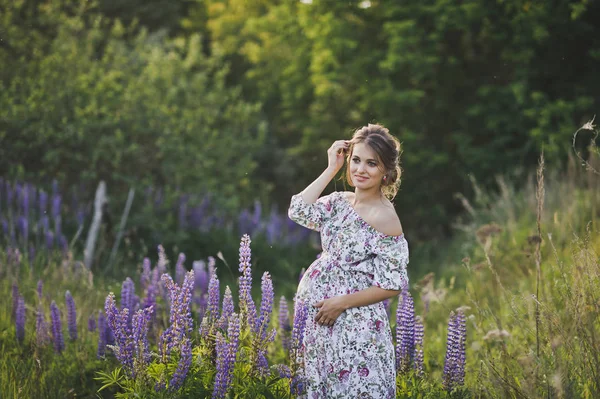 Portret w pełni wzrostu dziewczyny na tle fie — Zdjęcie stockowe