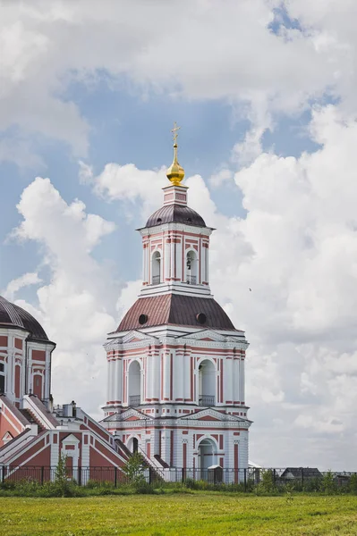 Красивый Ансамбль Двухэтажной Церкви Колокольни — стоковое фото