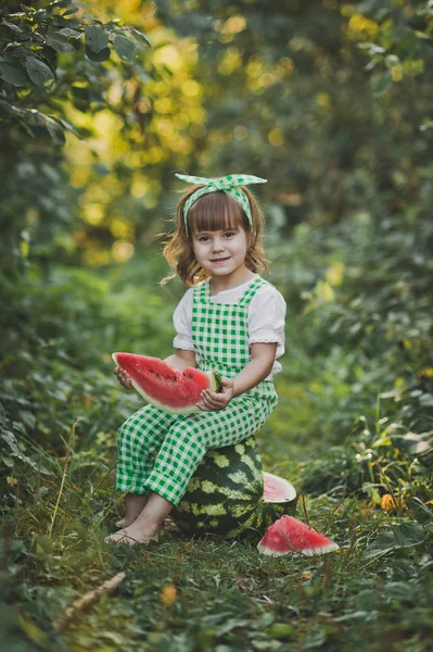 Šťastné Dítě Šťavnatý Plátek Melounu — Stock fotografie