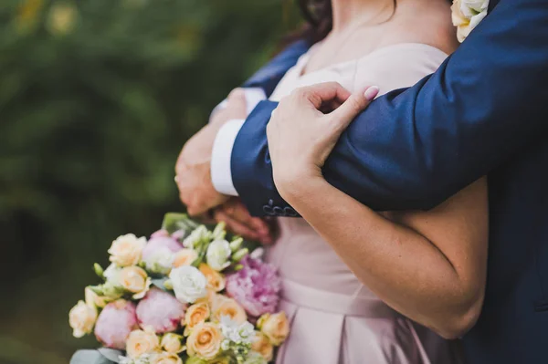 Douce Étreinte Des Mains Des Jeunes Mariés — Photo