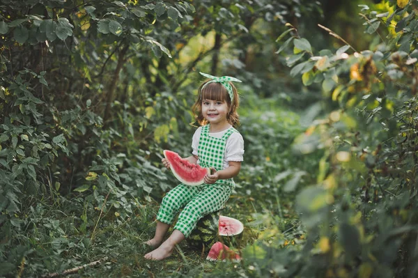 Dívka Melounem Přírodě — Stock fotografie