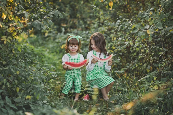 Las Hermanas Sientan Sandías Entre Callejones Comen Sandías — Foto de Stock