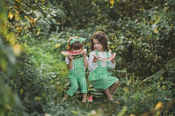 Two Sisters Outdoors Eating Watermelon — Stock Photo, Image