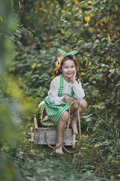 光着脚的快乐姑娘提着一车西瓜 — 图库照片