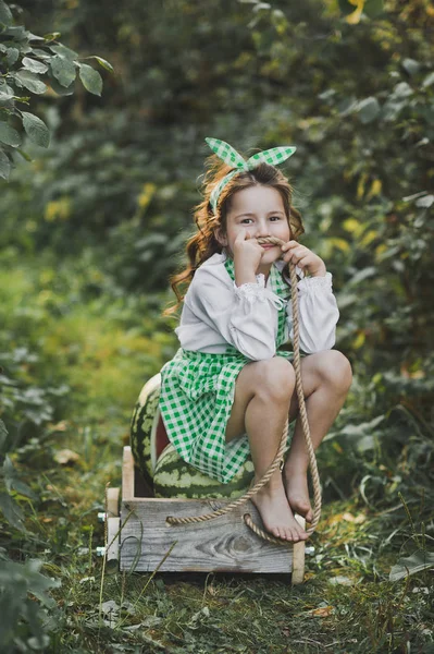 Heureuse Fille Pieds Nus Porte Chariot Pastèques — Photo