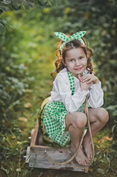 Šťastná Bosá Dívka Nese Vozík Melounů — Stock fotografie