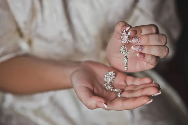 Girl Demonstrates Beautiful Earrings — Stock Photo, Image