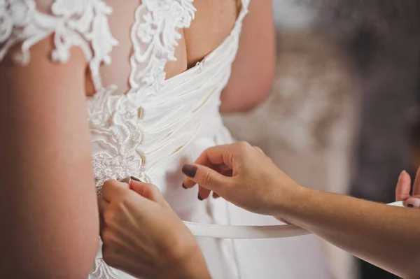 Мама Помогает Дочери Надеть Свадебное Платье — стоковое фото