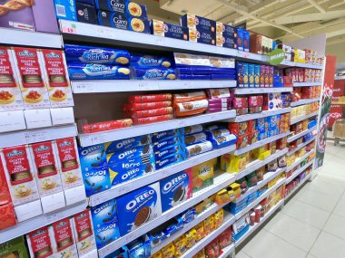 Bisküviler, Kurabiyeler Süpermarket Dubai 'deki Aisle' de satışa sunuldu.