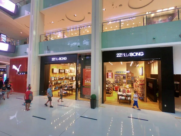 2014 년 12 월 8 일에 확인 함 . Abenhams, Billabong and Puma Shops at Dubai Mall - Interior View of the Worlds Largest Shopping Mall — 스톡 사진