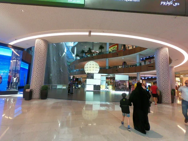 Mulher e criança caminhando em direção a Dubai Fountain no Dubai Mall, Emirados Árabes Unidos - World 's Largest Mall — Fotografia de Stock