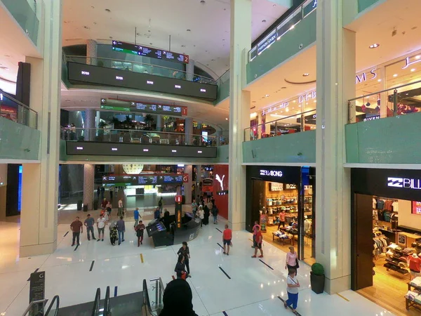 Debenhams, Billabong e Puma Shops no Dubai Mall - Vista interior do maior shopping center do mundo — Fotografia de Stock