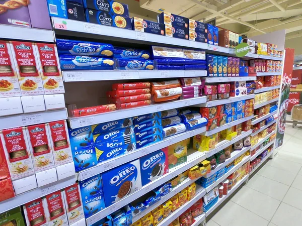 Bisküviler, Kurabiyeler Süpermarket Dubai 'deki Aisle' de satışa sunuldu.