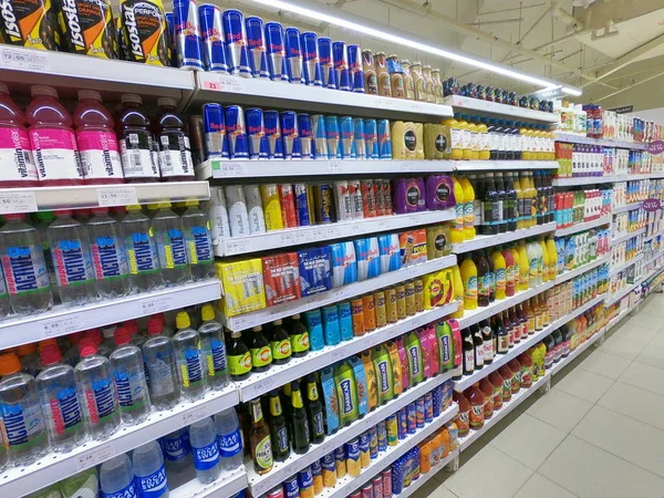 Energetické nápoje ulička v supermarketu, potraviny Dubaj SAE Květen 2020 — Stock fotografie