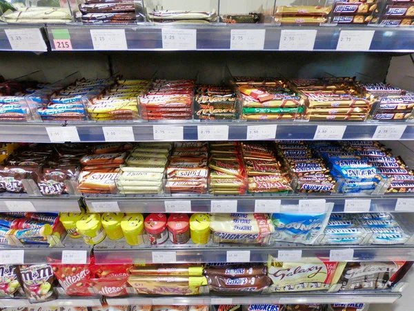 Chocolates para exposición en un supermercado Dubai UAE mayo 2020 — Foto de Stock
