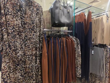 Bir butik lüks kumaş mağazasında Satılık görüntülenen kıyafetler. Kadın giyim Dükkanı.