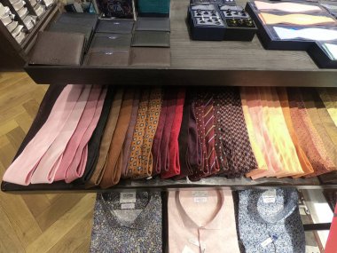 Satılık görüntülenen renkli erkekler kravat. Renkli bağları bir mağazada tonları topluluğu.