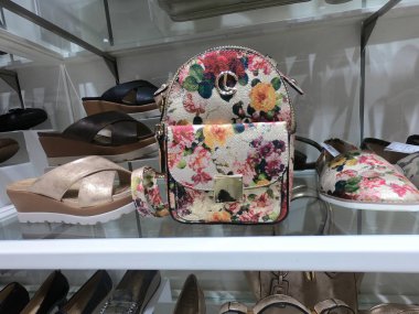 Çiçek çanta ve ayakkabı bir butik Ayakkabı mağazasında Satılık görüntülenir. Lüks ve renkli.
