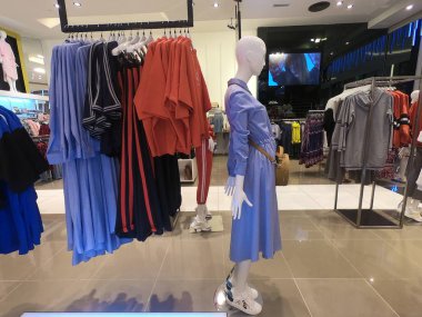 DUBAI Uae Şubat 2019 - Bayan giyim mağazasında Satılık görüntülenen.