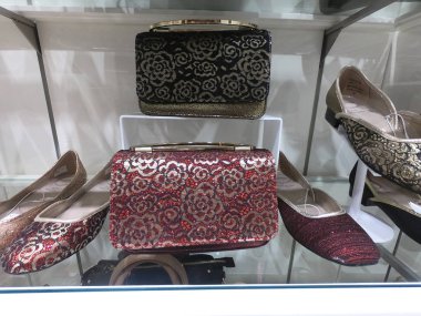 Dubai BAE - Şubat 2019 - Çanta, Ayakkabı ve Kemerler mağazada satışa sunuldu.