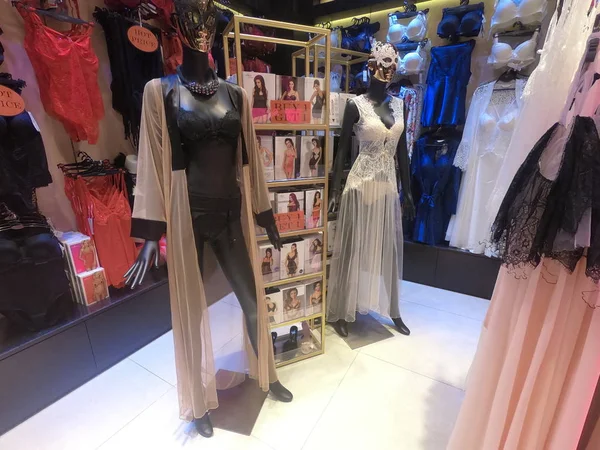 Mulher Lingerie Exibida em um manequim para venda em uma loja de boutique . — Fotografia de Stock