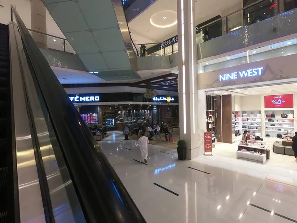 Dubai Verenigde Arabische Emiraten februari 2019 - Negen West Shop in Dubai Mall - 's Werelds grootste winkelcentrum. — Stockfoto