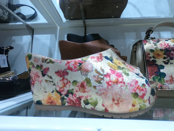 Dubai OAE - лютий 2019 - Гаманець, взуття та пояси виставлені на продаж у магазині. — стокове фото