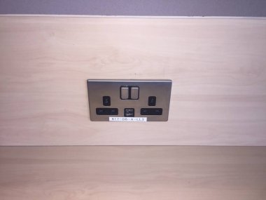 USB şarjlı çift prizli İngiltere fırçalı çelik soketi.