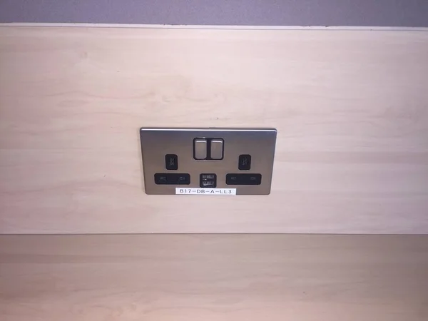 USB şarjlı çift prizli İngiltere fırçalı çelik soketi.