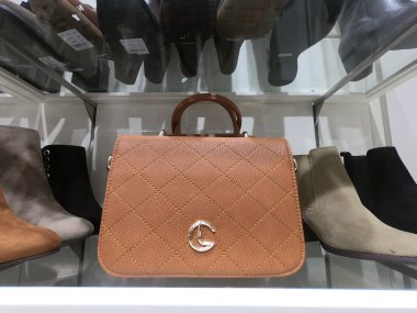 Dubai BAE - Şubat 2019 - Çanta, Ayakkabı ve Kemerler mağazada satışa sunuldu.