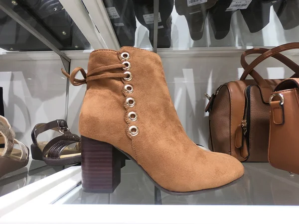Dubai Emiratos Árabes Unidos - Febrero 2019 - Monedero, zapato y cinturones a la venta en la tienda . —  Fotos de Stock